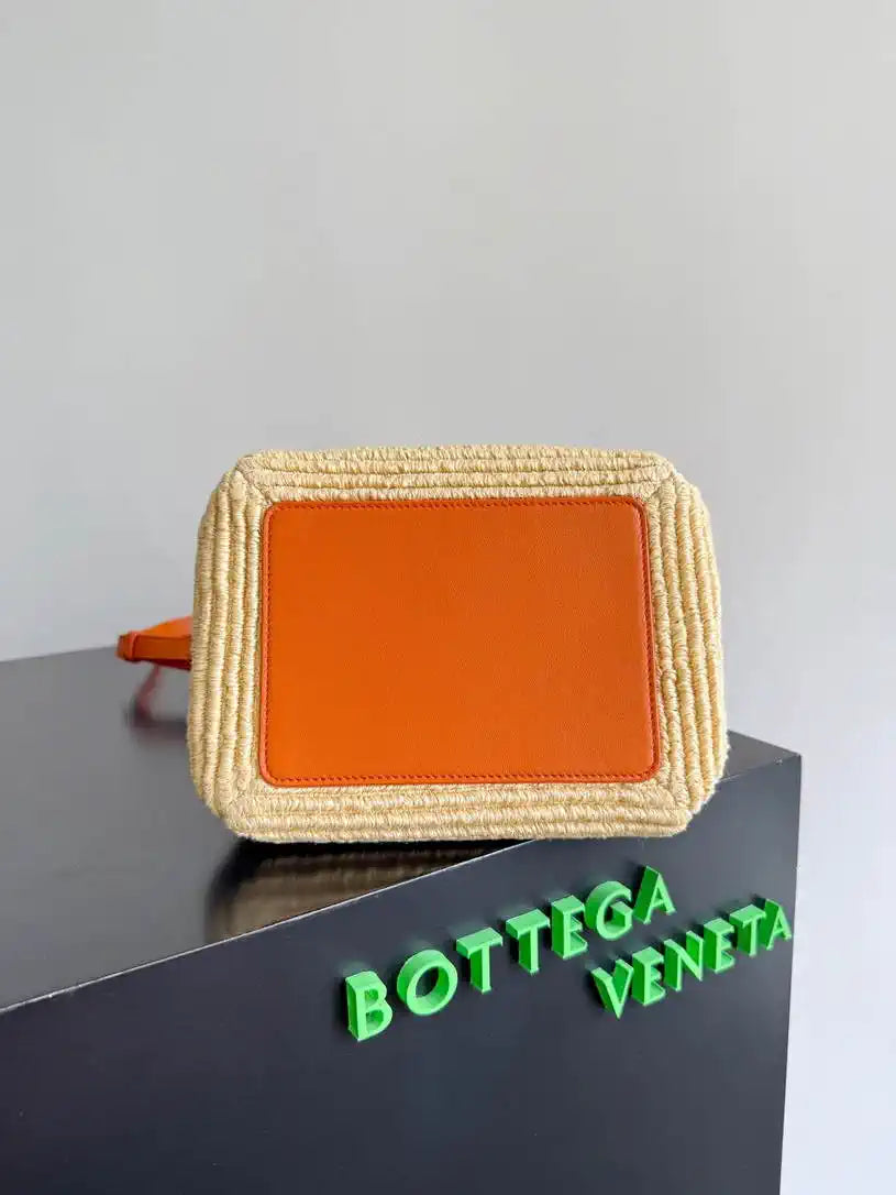 Bottega Veneta BV 796569 Small Andiamo Parachute 827475 Raffia Nature orange
