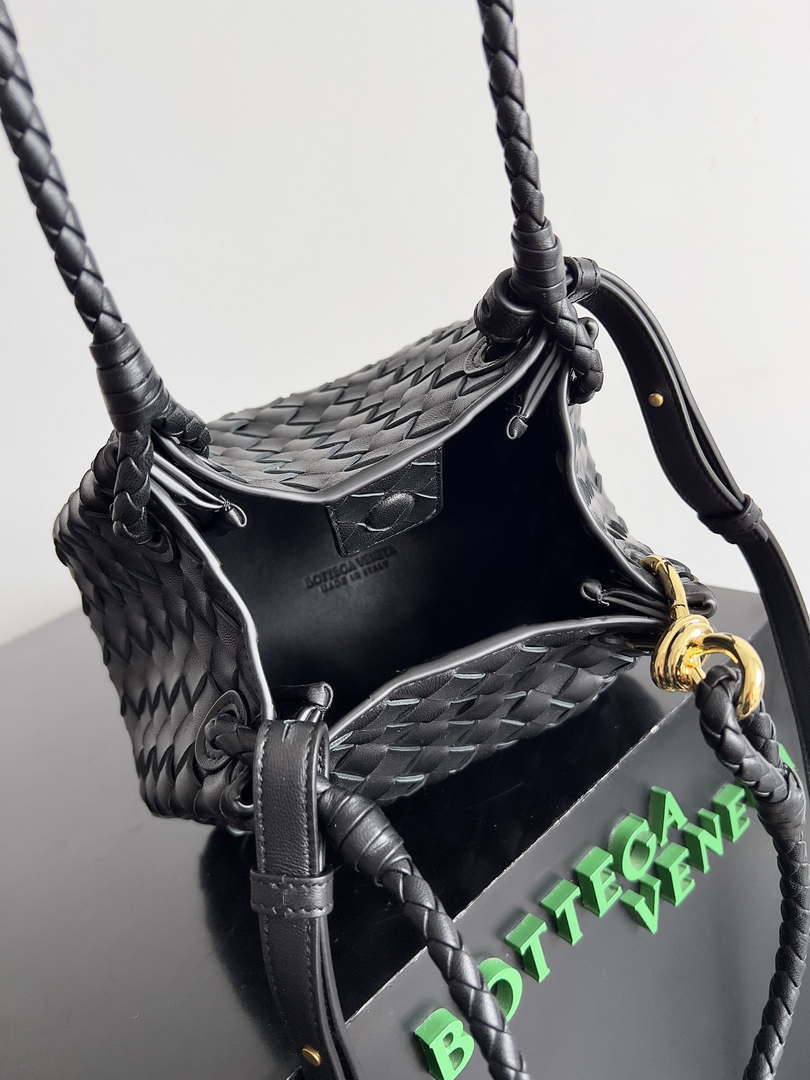 Bottega Veneta BV 796569VCPPT8060 Small Andiamo Parachute Black