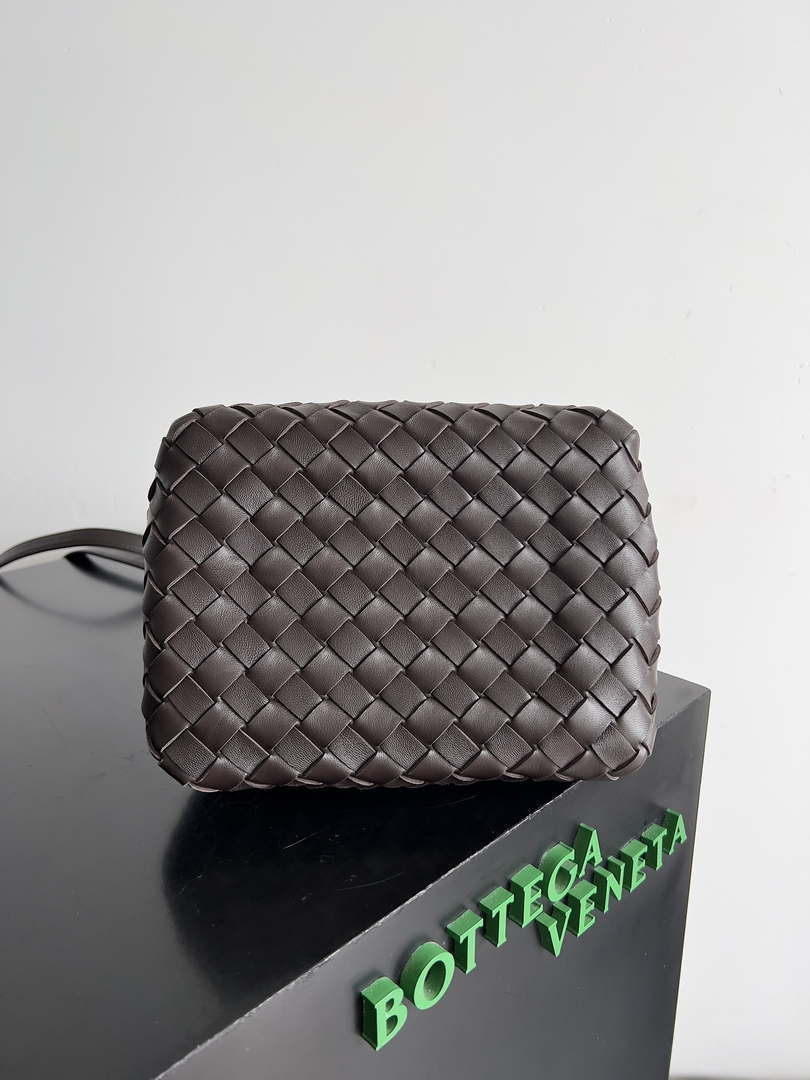 Bottega Veneta BV 796569VCPPT2190 Small Andiamo Parachute fondant - Default Title - View 5