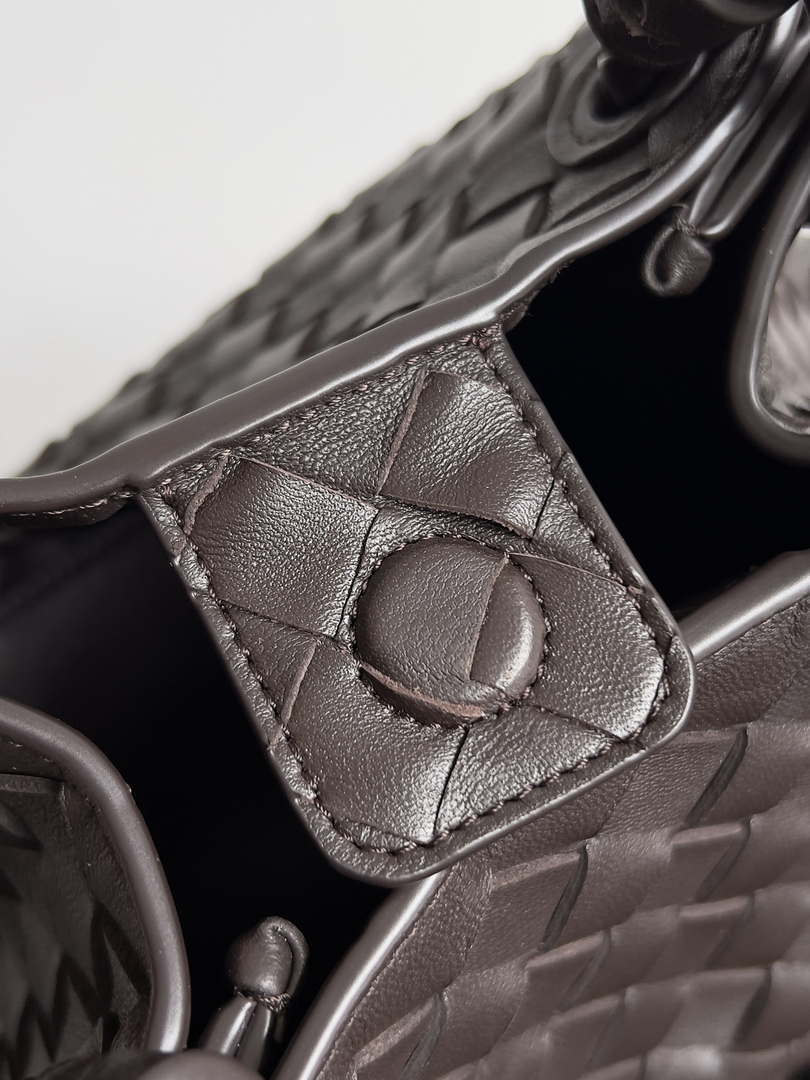 Bottega Veneta BV 796569VCPPT2190 Small Andiamo Parachute fondant