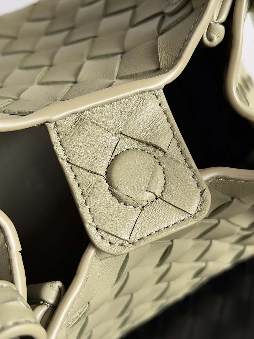 Bottega Veneta BV 796569VCPPT2190 Small Andiamo Parachute Green