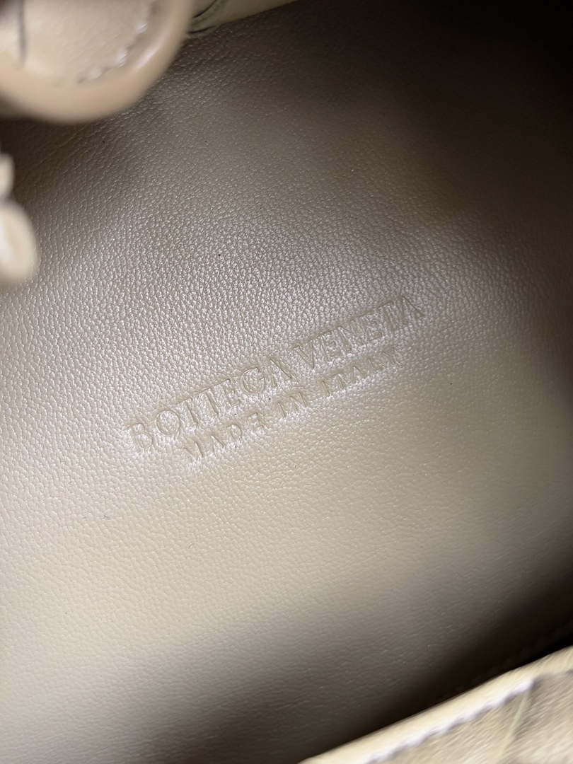 Bottega Veneta BV 796569VCPPT2190 Small Andiamo Parachute Green