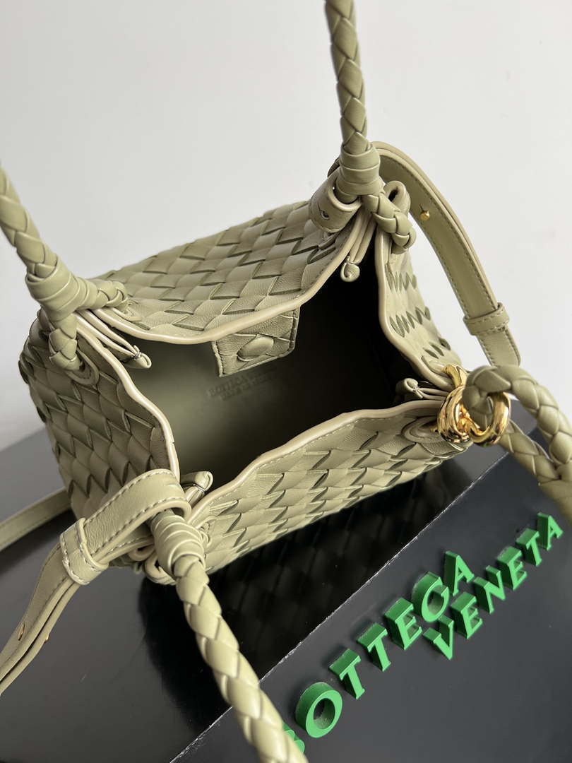 Bottega Veneta BV 796569VCPPT2190 Small Andiamo Parachute Green