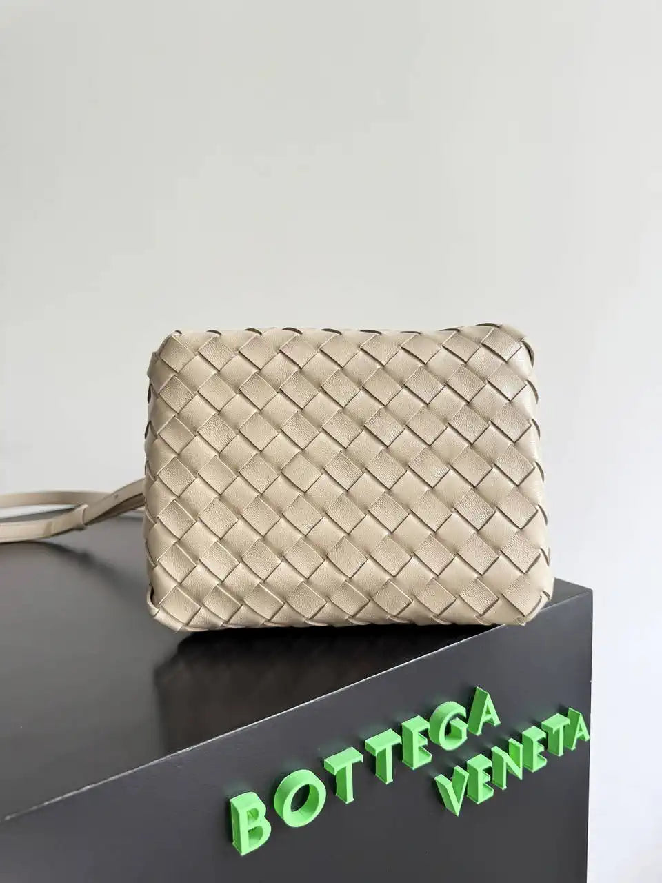 Bottega Veneta BV 796569VCPPT8060 Small Andiamo Parachute Apricot