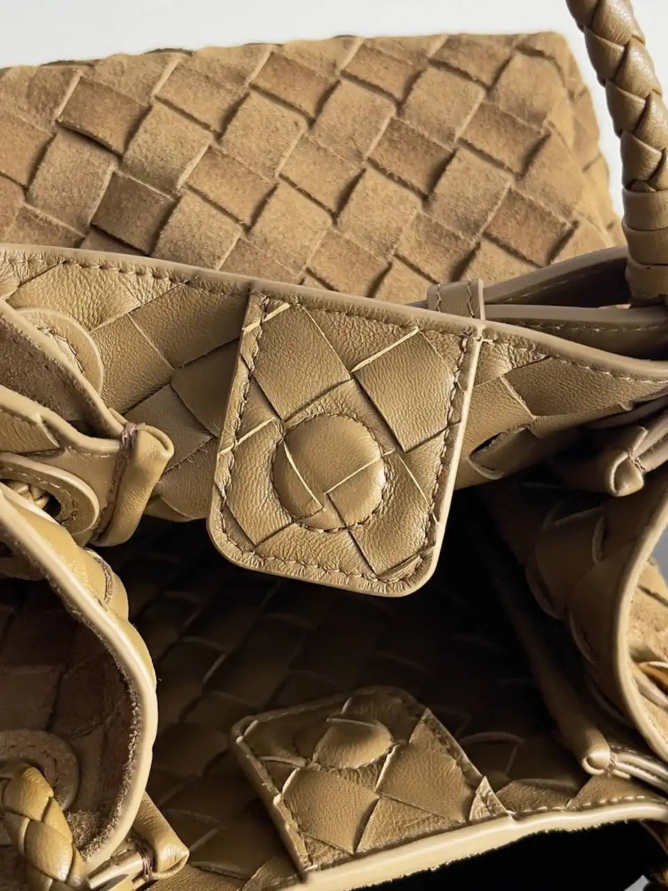 Bottega Veneta BV 796569VCPPT8060 Small Andiamo Parachute Suede Brown