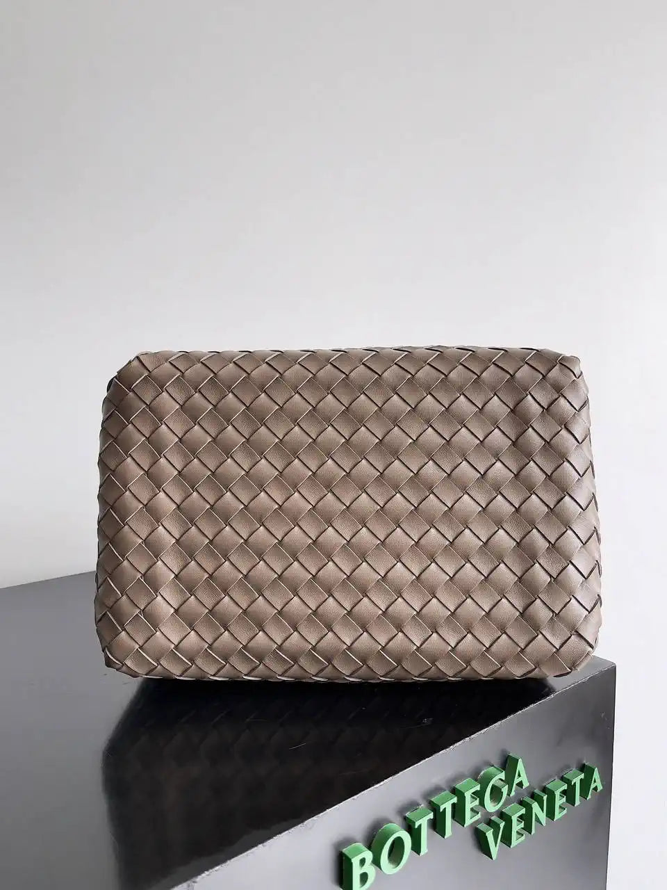 Bottega Veneta BV 796571 Large Andiamo Parachute Light Brown