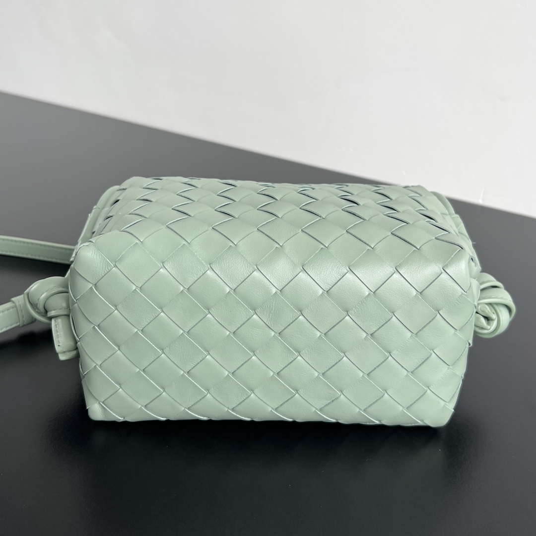 Bottega Veneta BV 796615  Mini Loop intrecciato leather cross-body bag Green