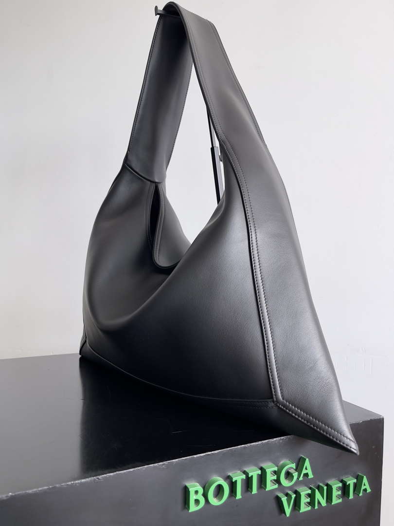 Bottega Veneta BV 803976 Large Hop bag  Shoulder bag in silky calf leather BV9093