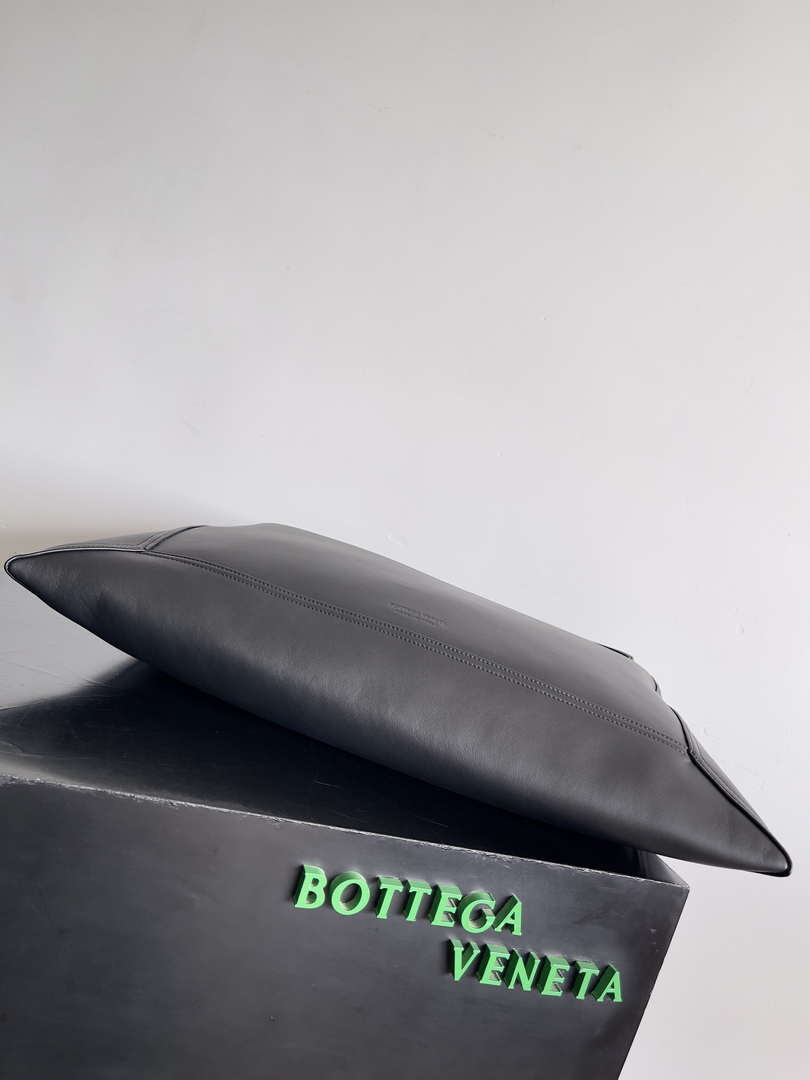 Bottega Veneta BV 803976 Large Hop bag  Shoulder bag in silky calf leather BV9093