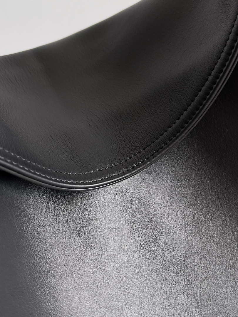 Bottega Veneta BV 803976 Large Hop bag  Shoulder bag in silky calf leather BV9093