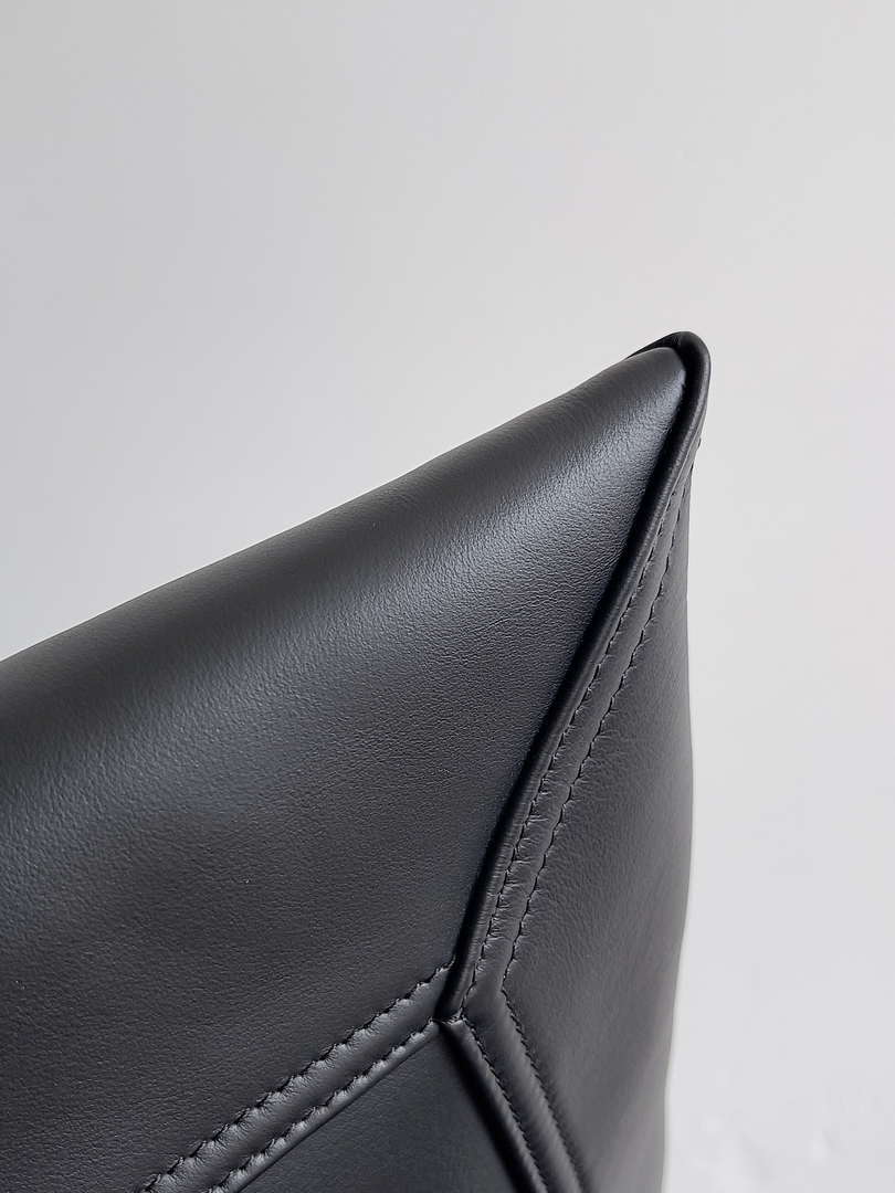Bottega Veneta BV 803976 Large Hop bag  Shoulder bag in silky calf leather BV9093