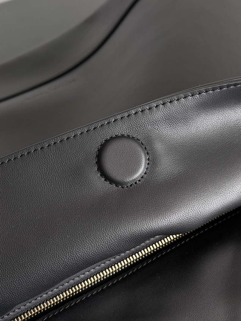 Bottega Veneta BV 803976 Large Hop bag  Shoulder bag in silky calf leather BV9093