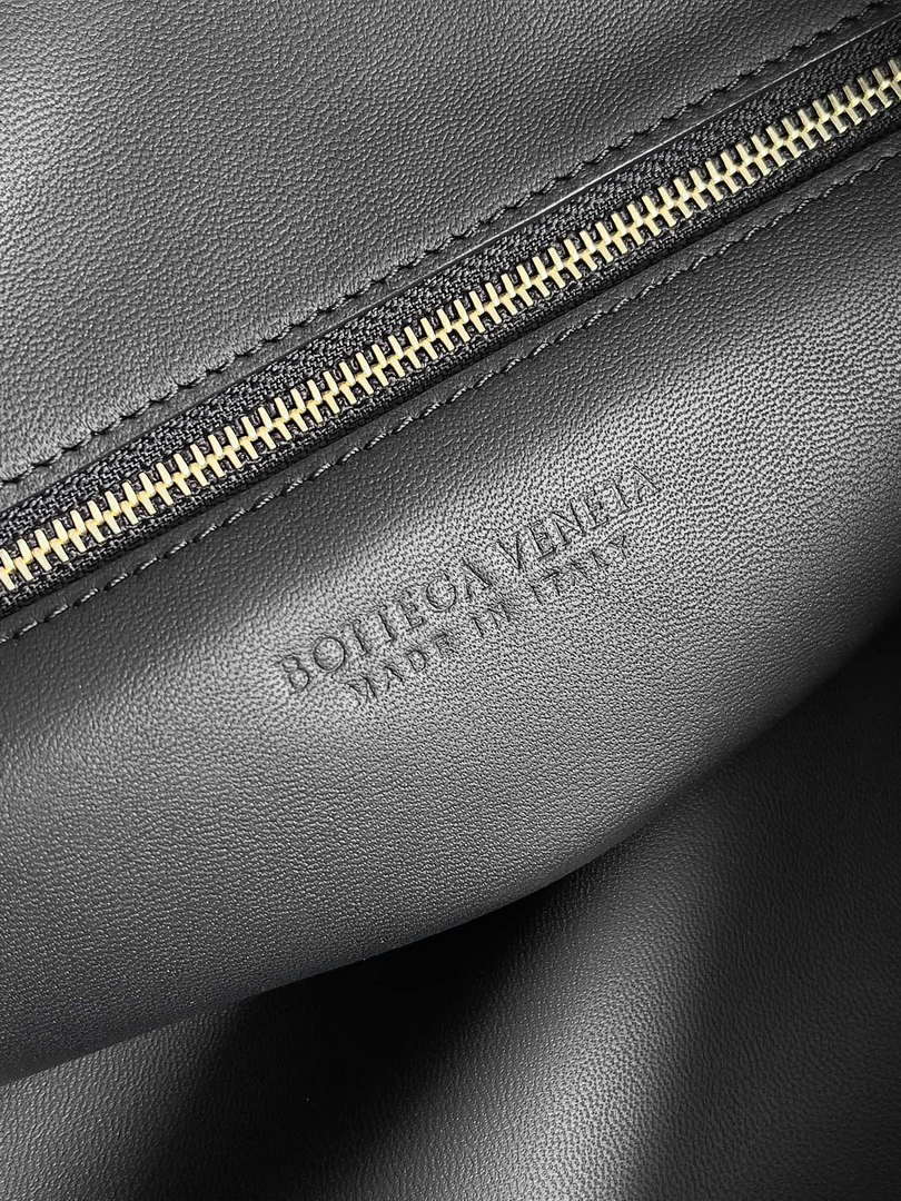 Bottega Veneta BV 803976 Large Hop bag  Shoulder bag in silky calf leather BV9093