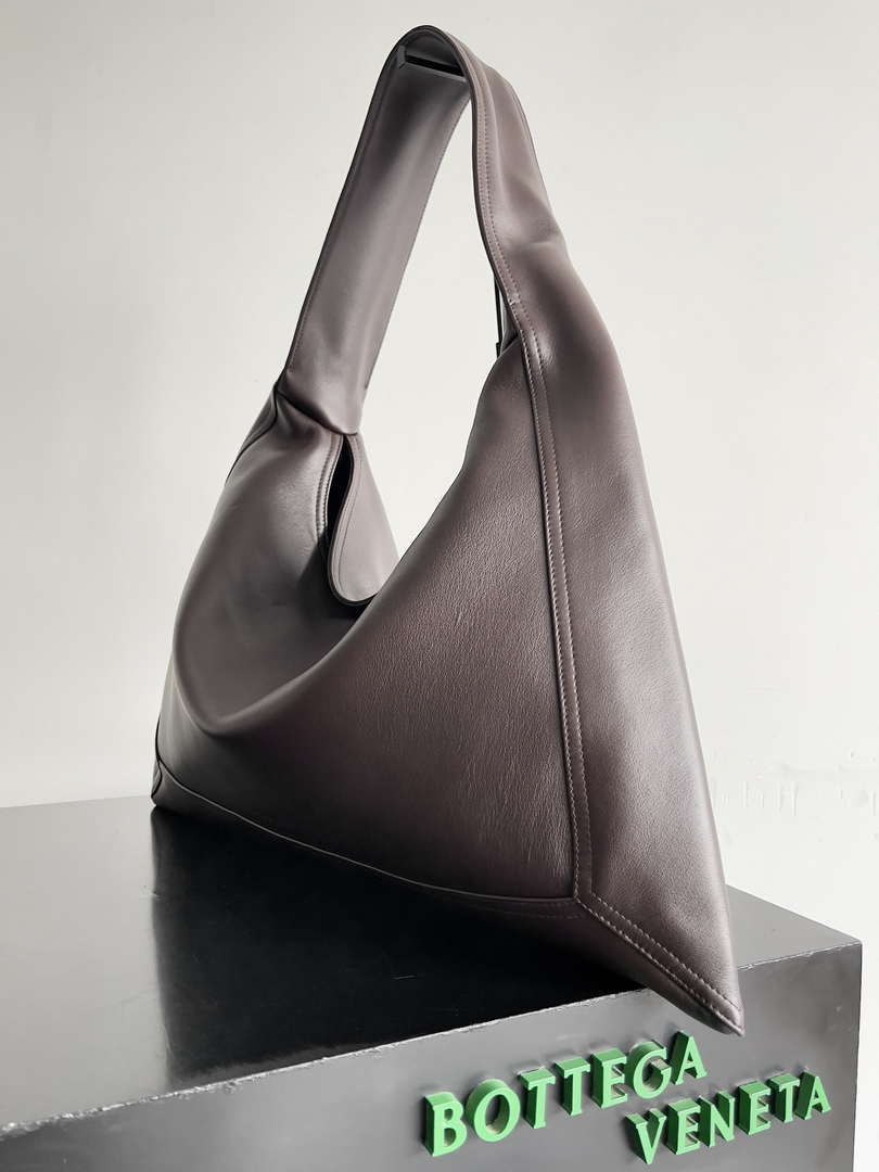 Bottega Veneta BV 803976 Large Hop bag  Shoulder bag in silky calf leather BV9091