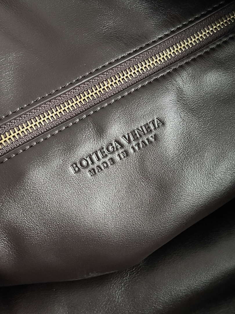 Bottega Veneta BV 803976 Large Hop bag  Shoulder bag in silky calf leather BV9091