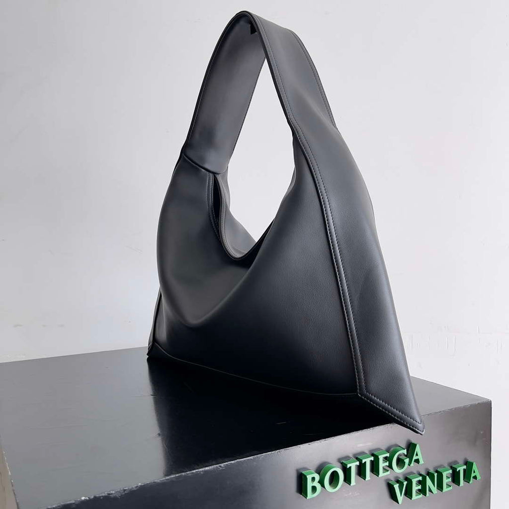 Bottega Veneta BV 803977 Hop bag  Shoulder bag in silky calf leather BV9095
