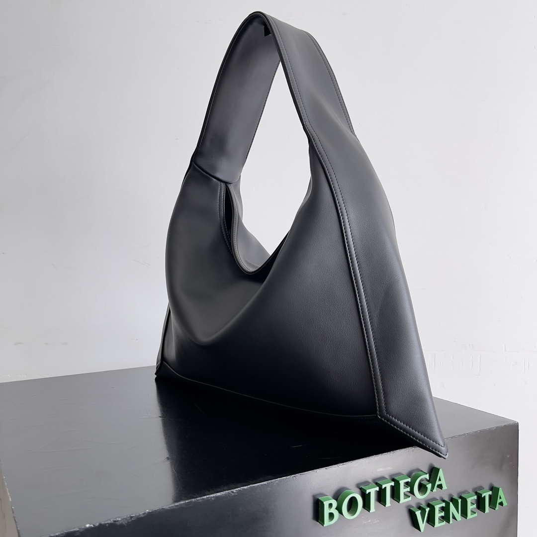 Bottega Veneta BV 803977 Hop bag  Shoulder bag in silky calf leather BV9095