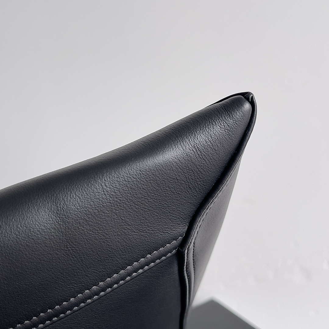 Bottega Veneta BV 803977 Hop bag  Shoulder bag in silky calf leather BV9095