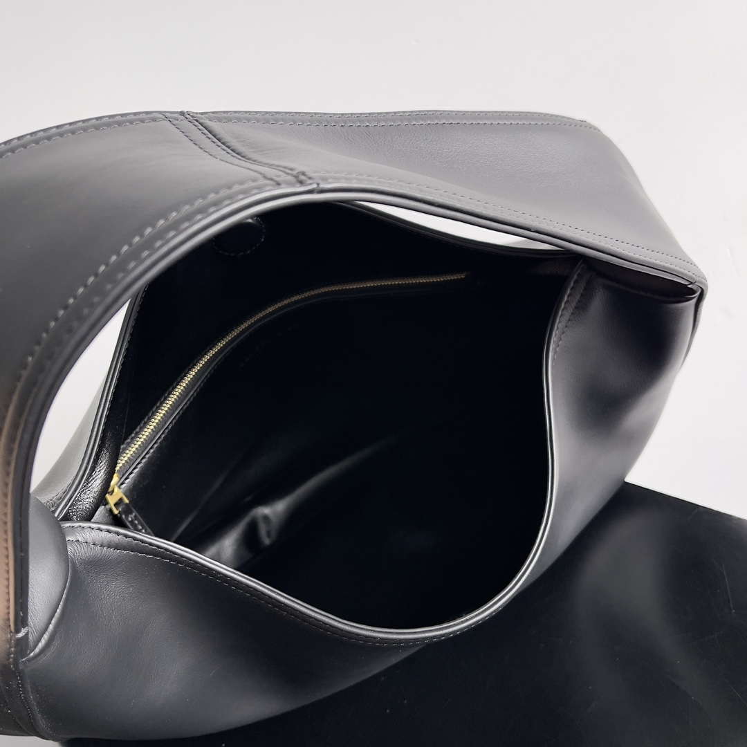 Bottega Veneta BV 803977 Hop bag  Shoulder bag in silky calf leather BV9095