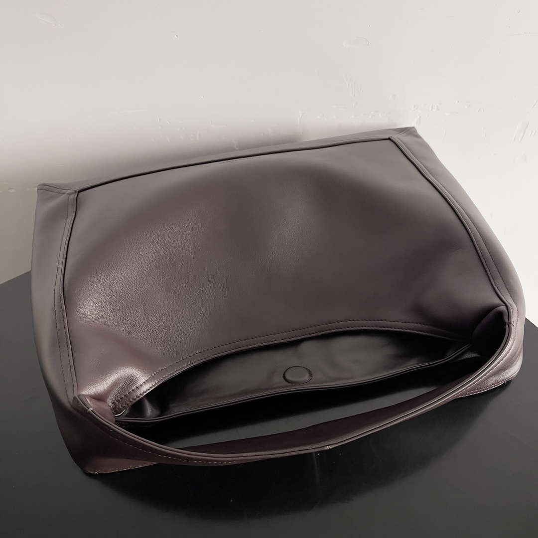 Bottega Veneta BV 803977 Hop bag  Shoulder bag in silky calf leather BV9096
