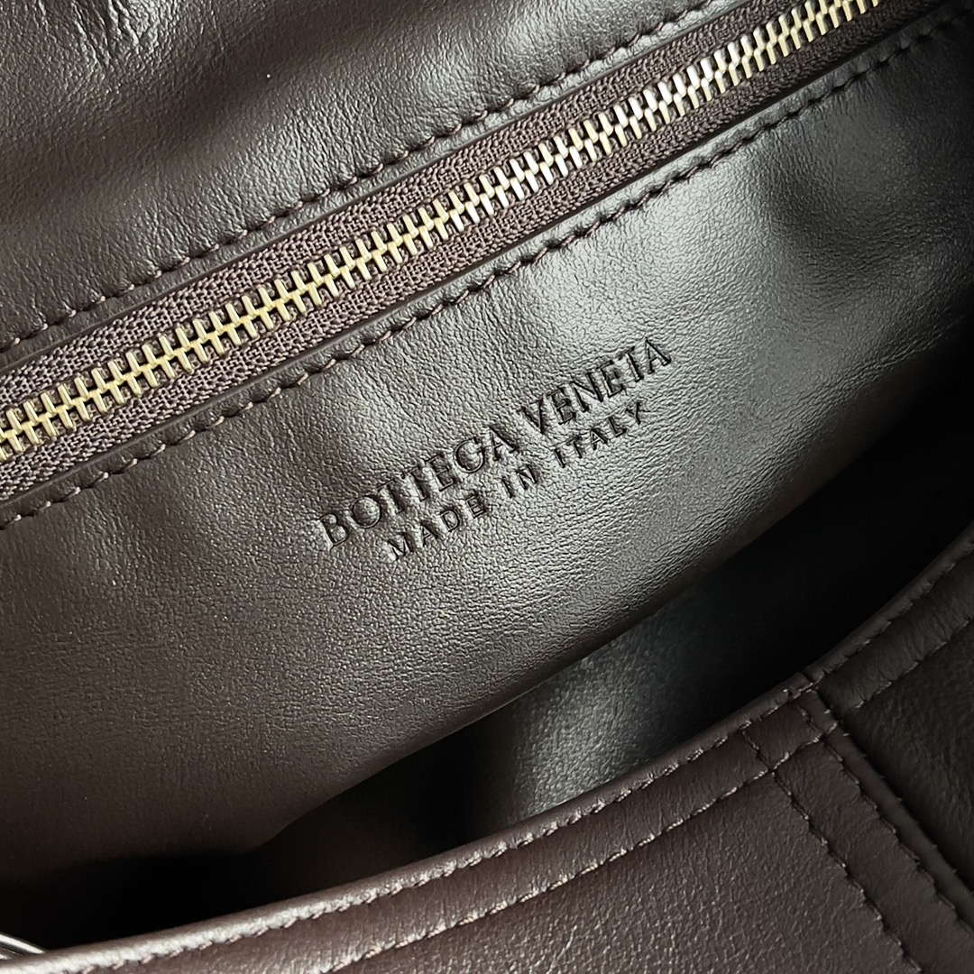 Bottega Veneta BV 803977 Hop bag  Shoulder bag in silky calf leather BV9096