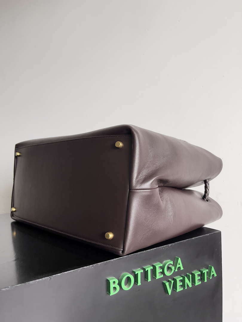 Bottega Veneta BV 806010 Large Andiamo bag BV9025