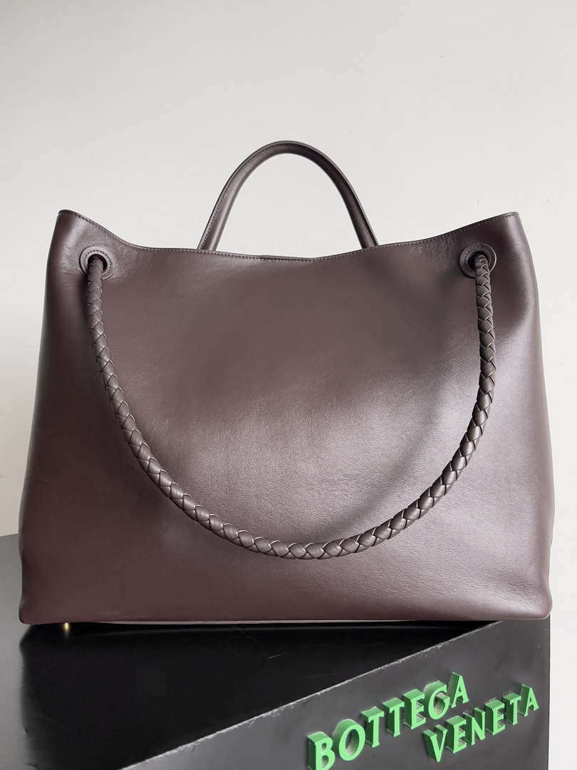 Bottega Veneta BV 806010 Large Andiamo bag BV9025