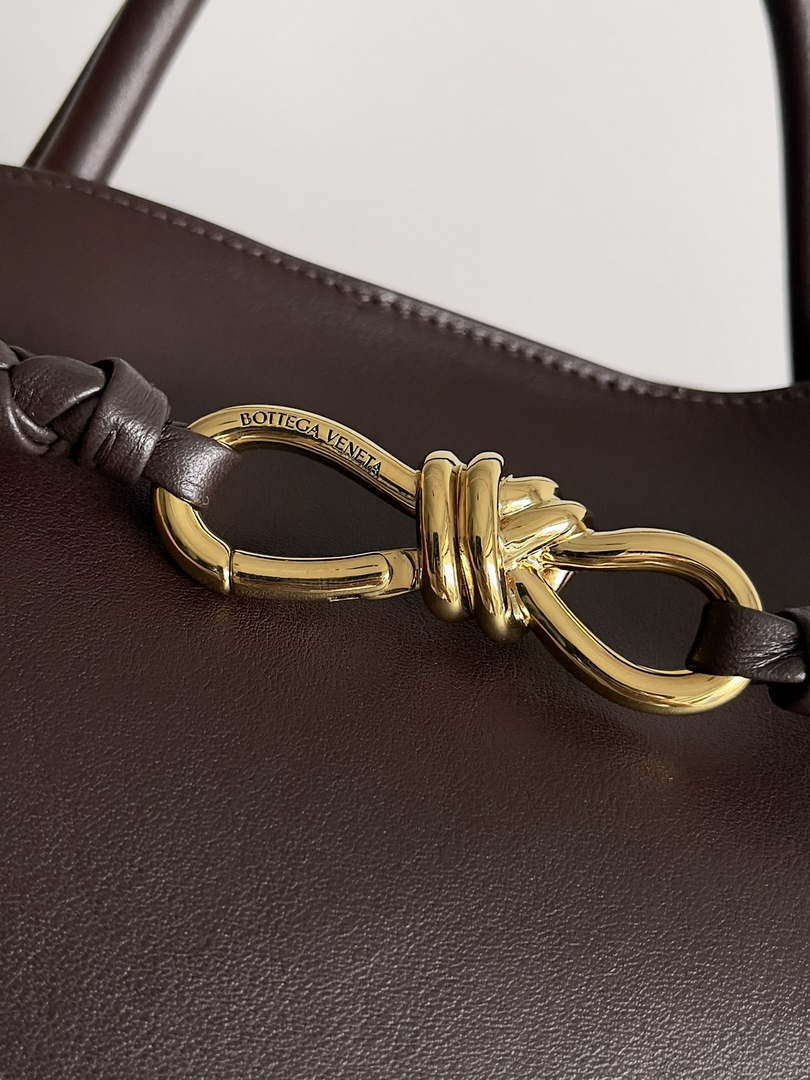 Bottega Veneta BV 806010 Large Andiamo bag BV9025