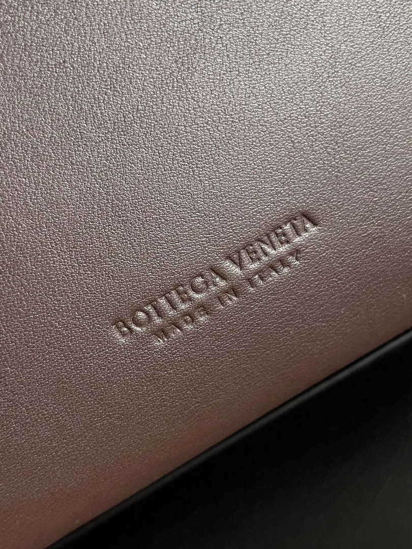Bottega Veneta BV 806010 Large Andiamo bag BV9025
