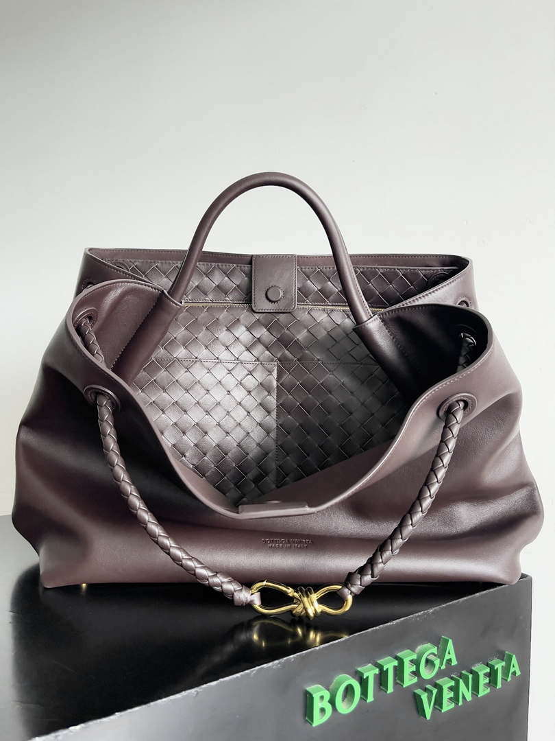 Bottega Veneta BV 806010 Large Andiamo bag BV9025