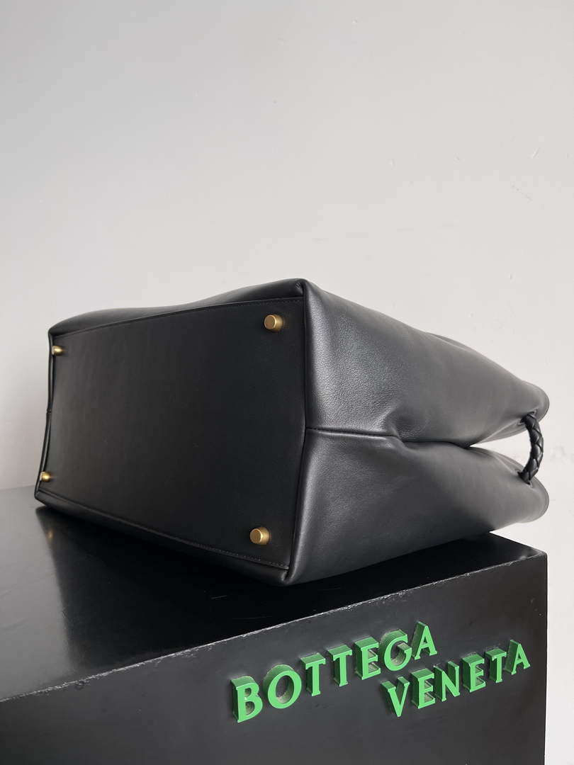 Bottega Veneta BV 806010 Large Andiamo bag BV9026