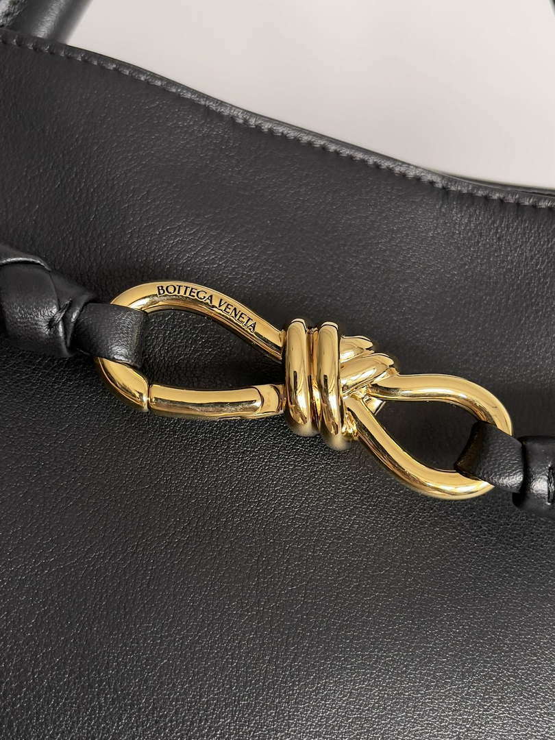 Bottega Veneta BV 806010 Large Andiamo bag BV9026