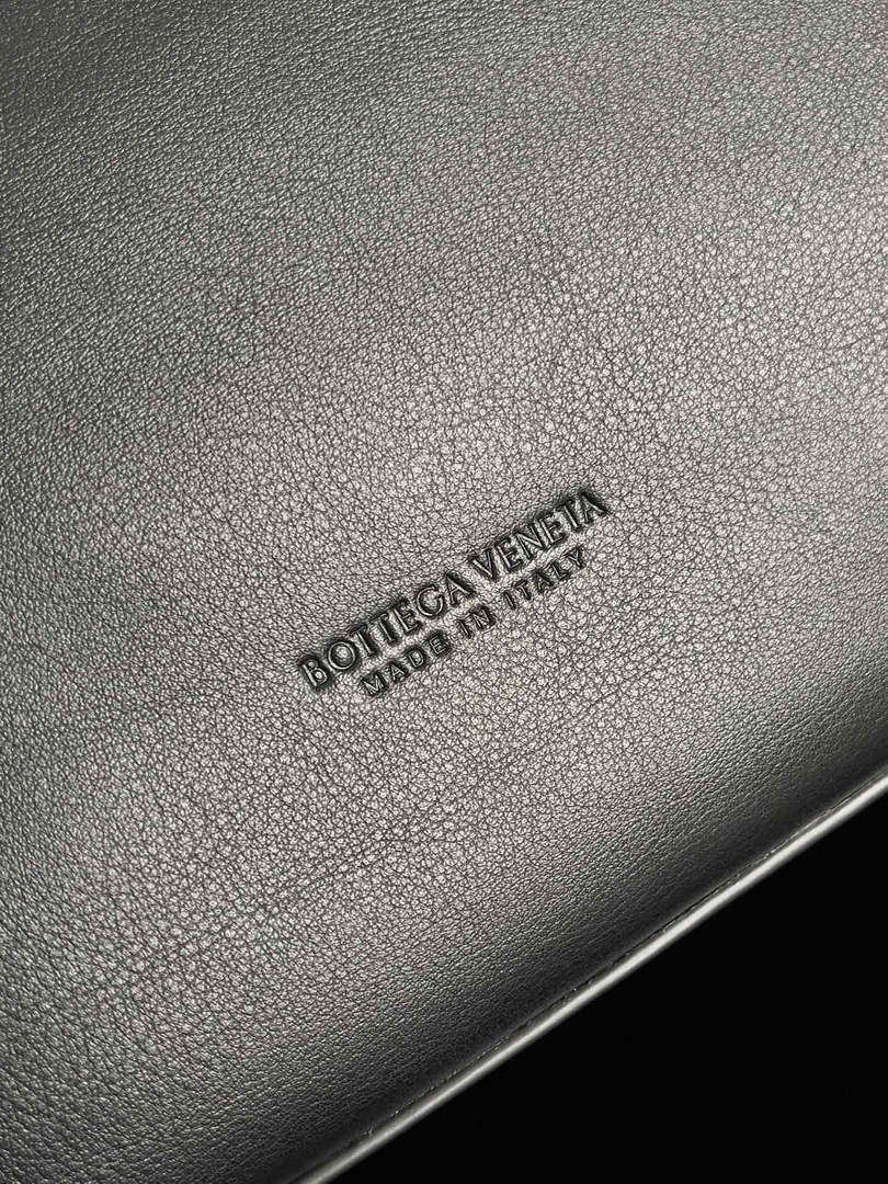Bottega Veneta BV 806010 Large Andiamo bag BV9026