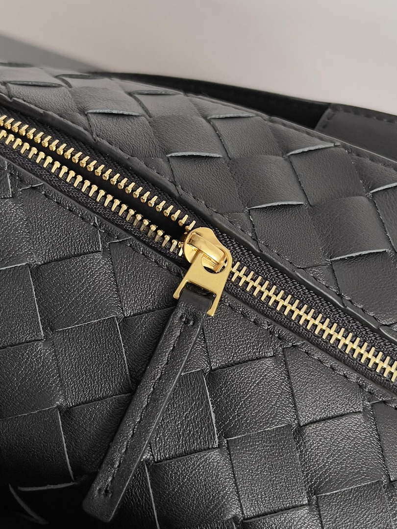 Bottega Veneta BV 806010 Large Andiamo bag BV9026