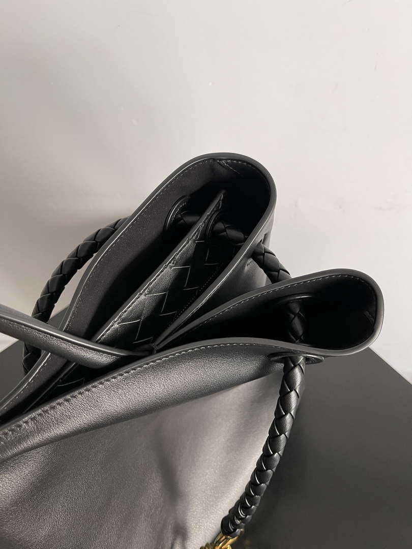 Bottega Veneta BV 806010 Large Andiamo bag BV9026