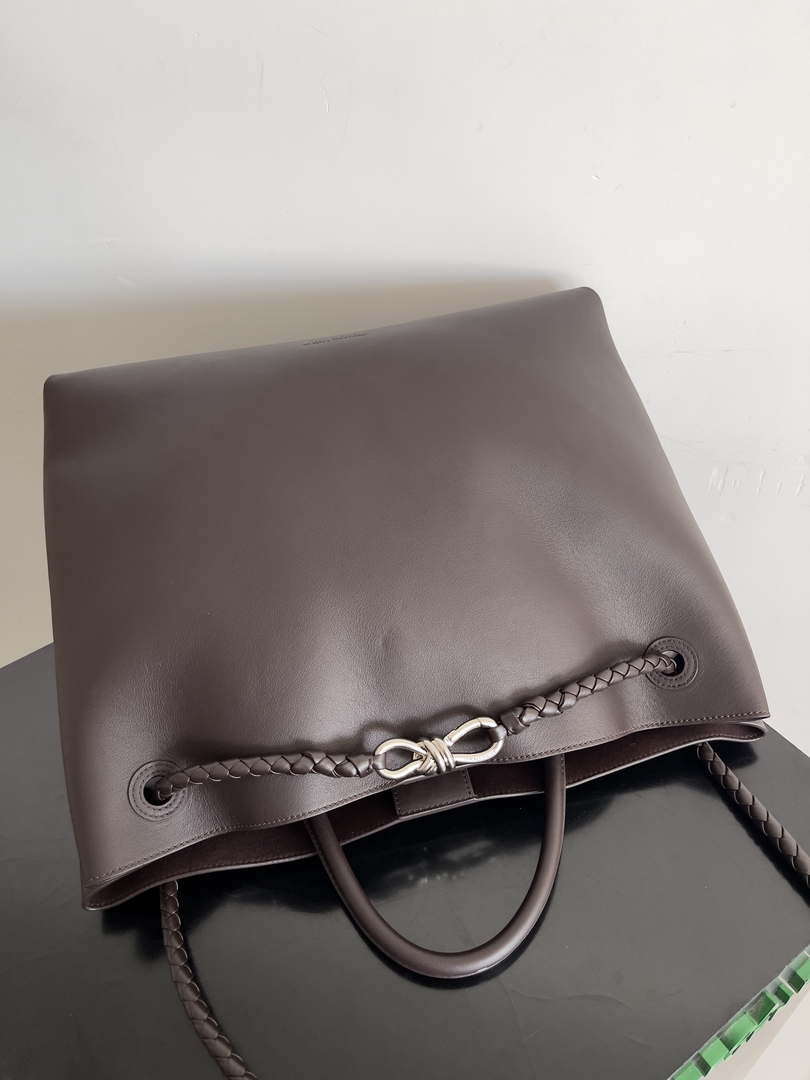 Bottega Veneta BV 806010 Large Andiamo bag BV9028