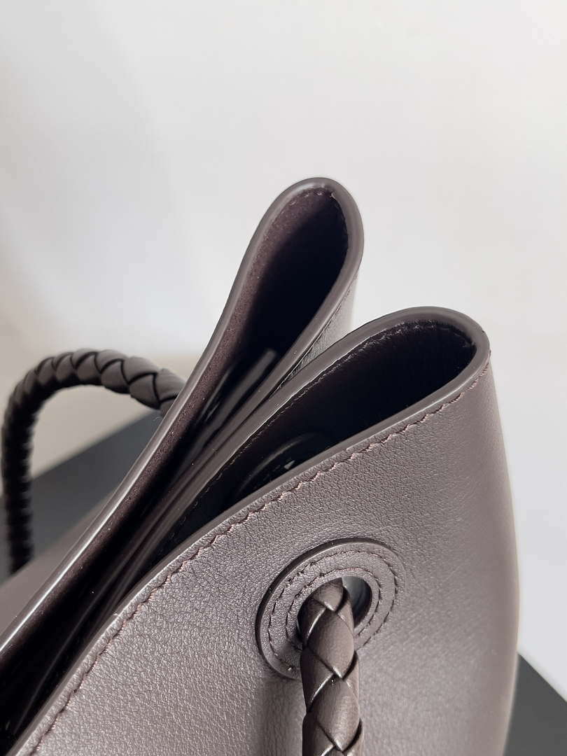 Bottega Veneta BV 806010 Large Andiamo bag BV9028