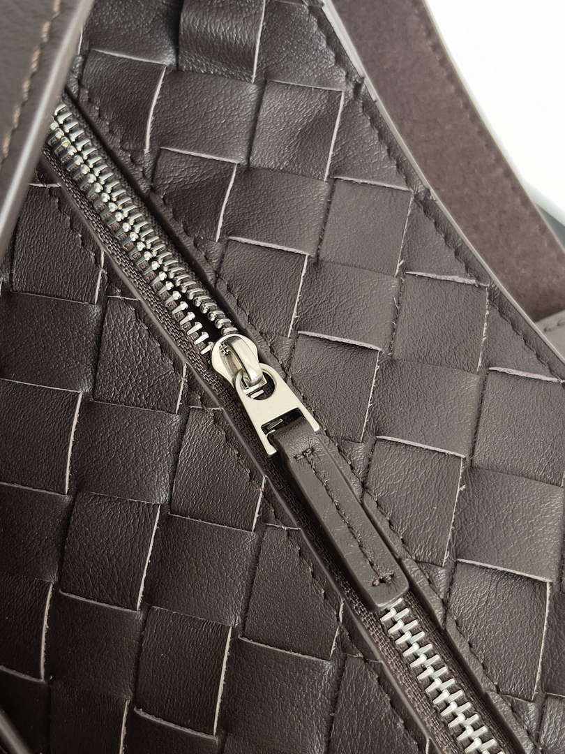 Bottega Veneta BV 806010 Large Andiamo bag BV9028