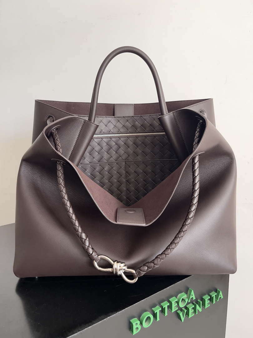 Bottega Veneta BV 806010 Large Andiamo bag BV9028