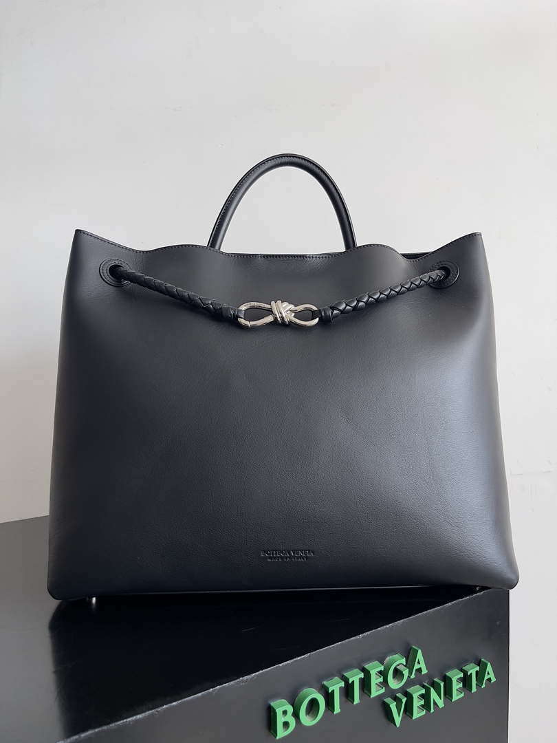 Bottega Veneta BV 806010 Large Andiamo bag BV9029