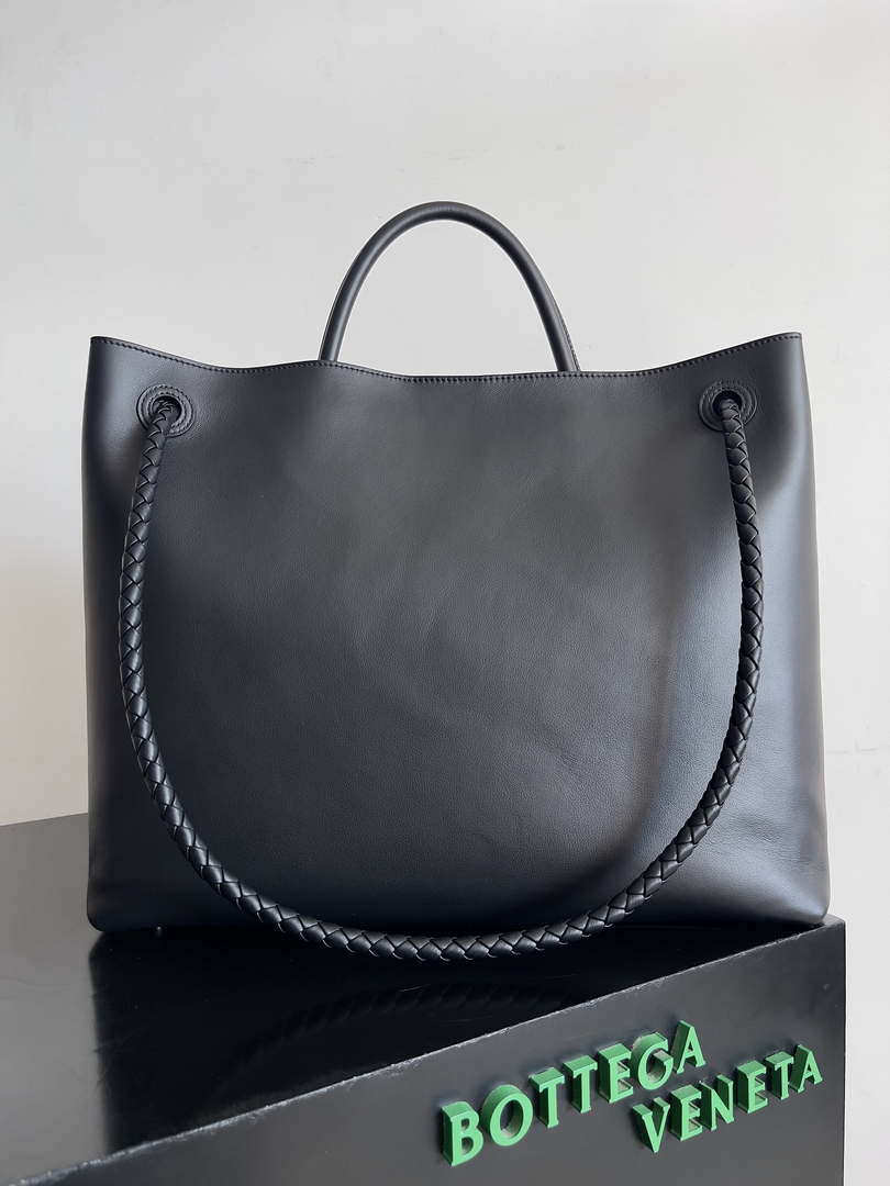 Bottega Veneta BV 806010 Large Andiamo bag BV9029