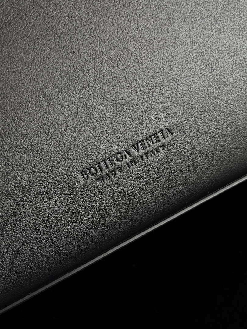 Bottega Veneta BV 806010 Large Andiamo bag BV9029