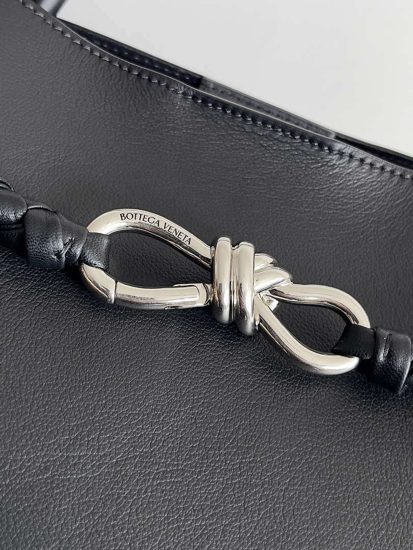 Bottega Veneta BV 806010 Large Andiamo bag BV9029