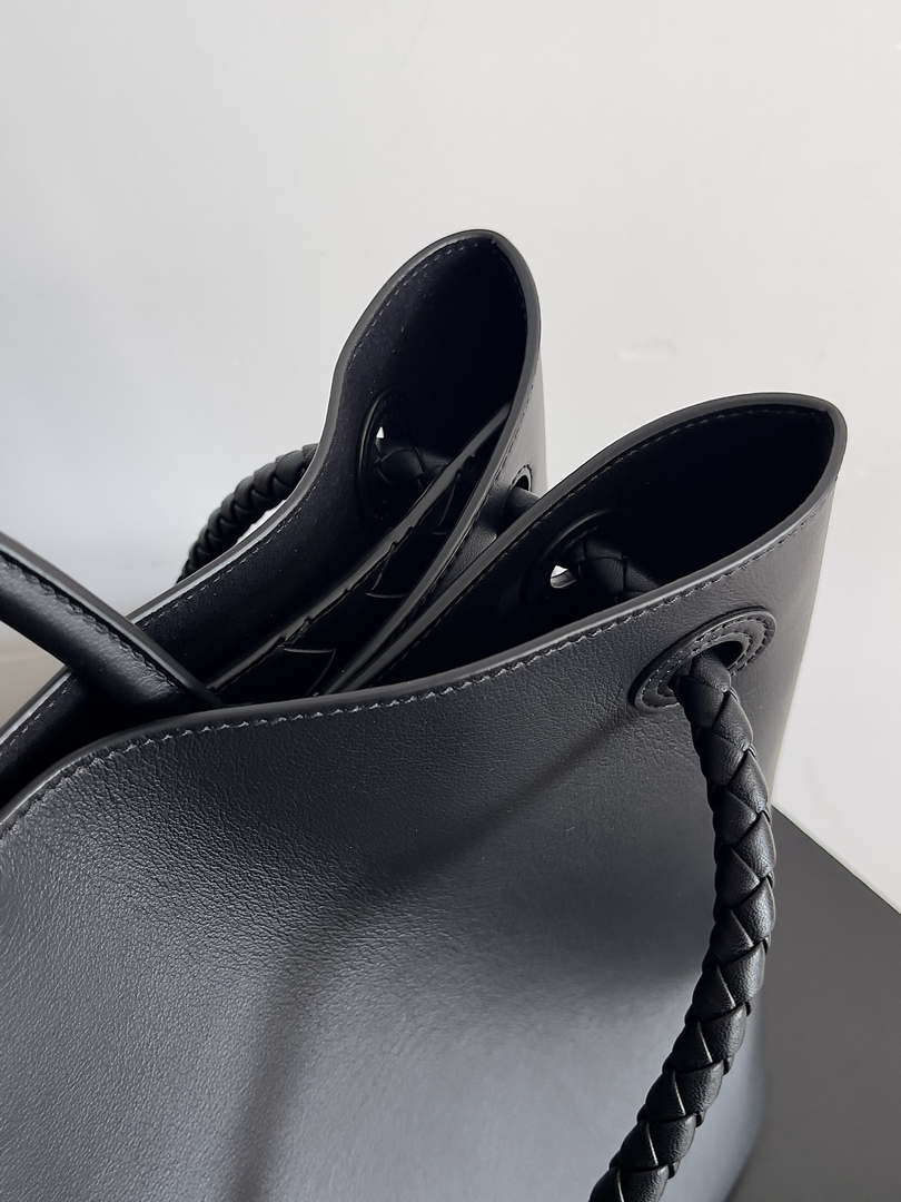 Bottega Veneta BV 806010 Large Andiamo bag BV9029