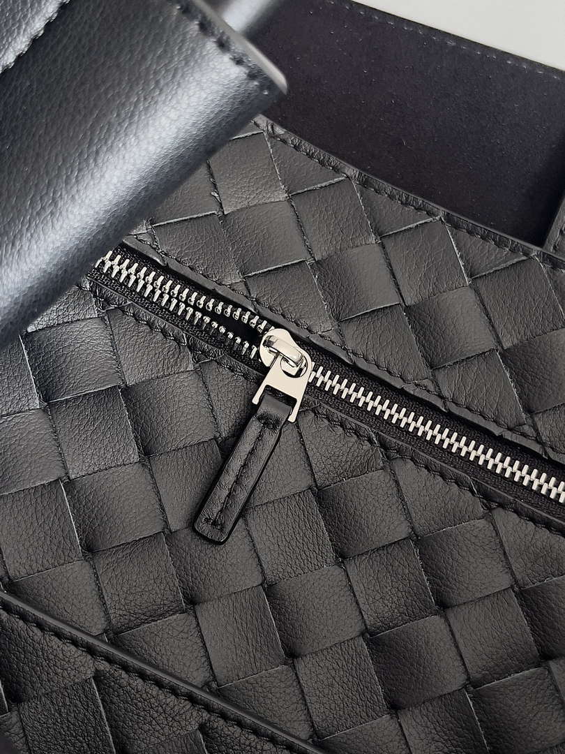 Bottega Veneta BV 806010 Large Andiamo bag BV9029