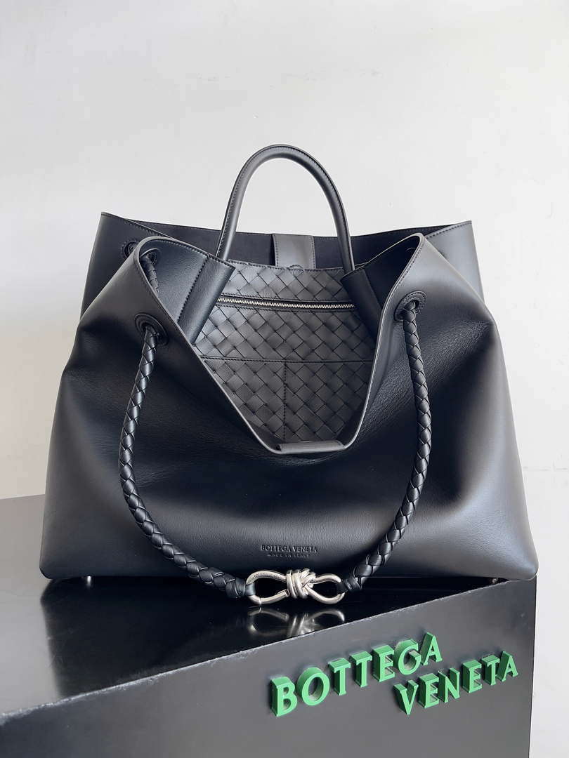 Bottega Veneta BV 806010 Large Andiamo bag BV9029