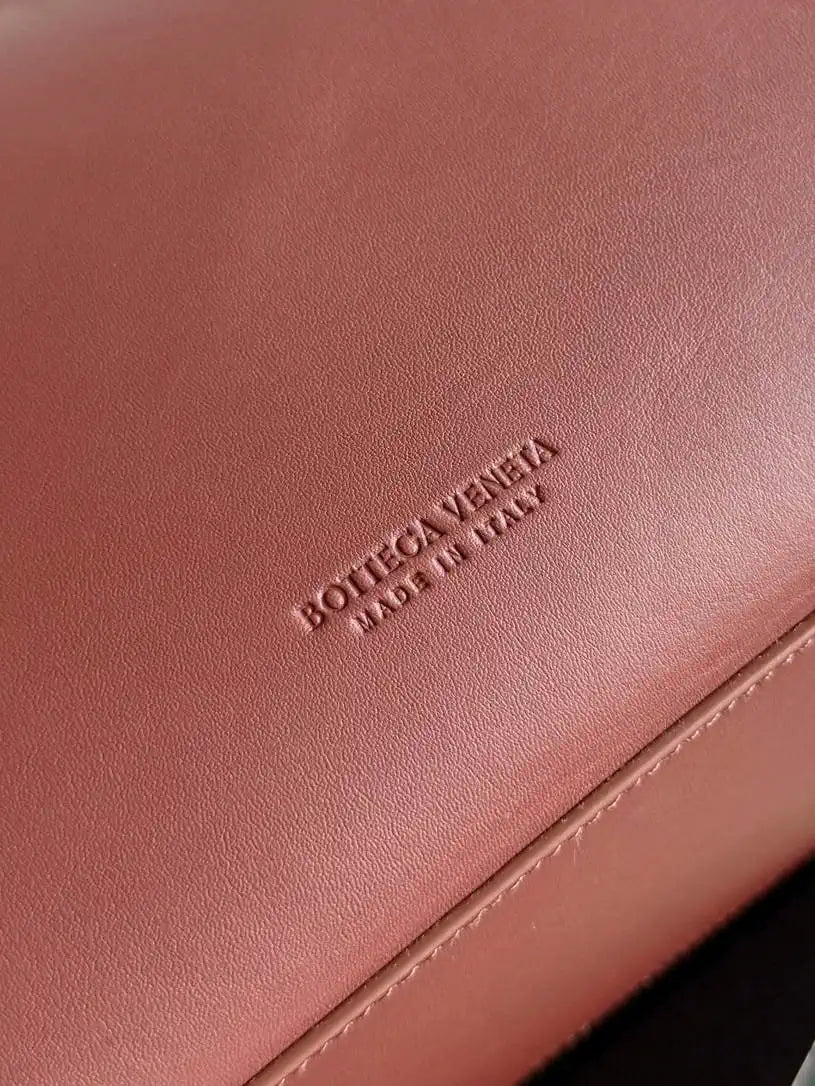 Bottega Veneta BV 806010 Large Andiamo bag BV9108