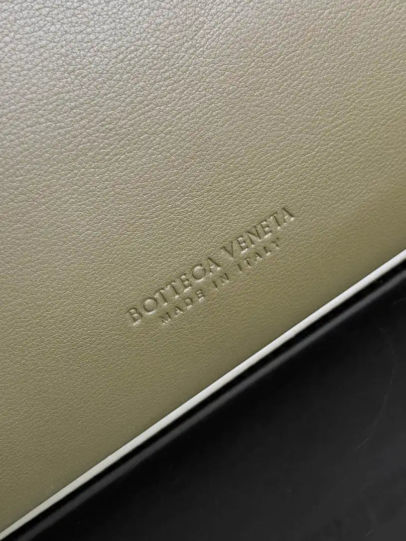 Bottega Veneta BV 806010 Large Andiamo bag BV9109