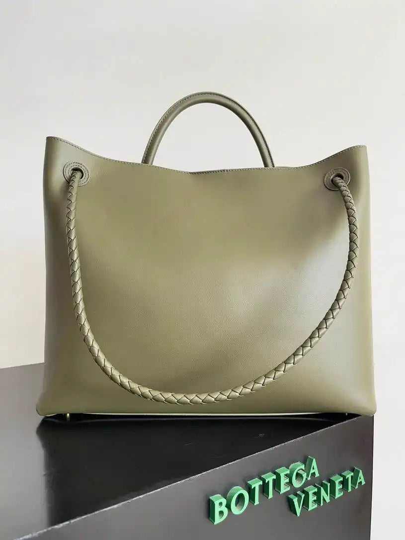 Bottega Veneta BV 806010 Large Andiamo bag BV9109