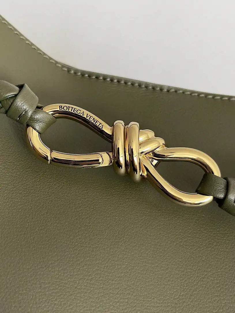Bottega Veneta BV 806010 Large Andiamo bag BV9109